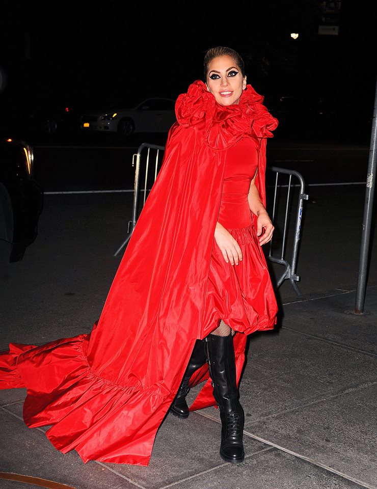 VALENTINO RED DRESS LADY GAGA