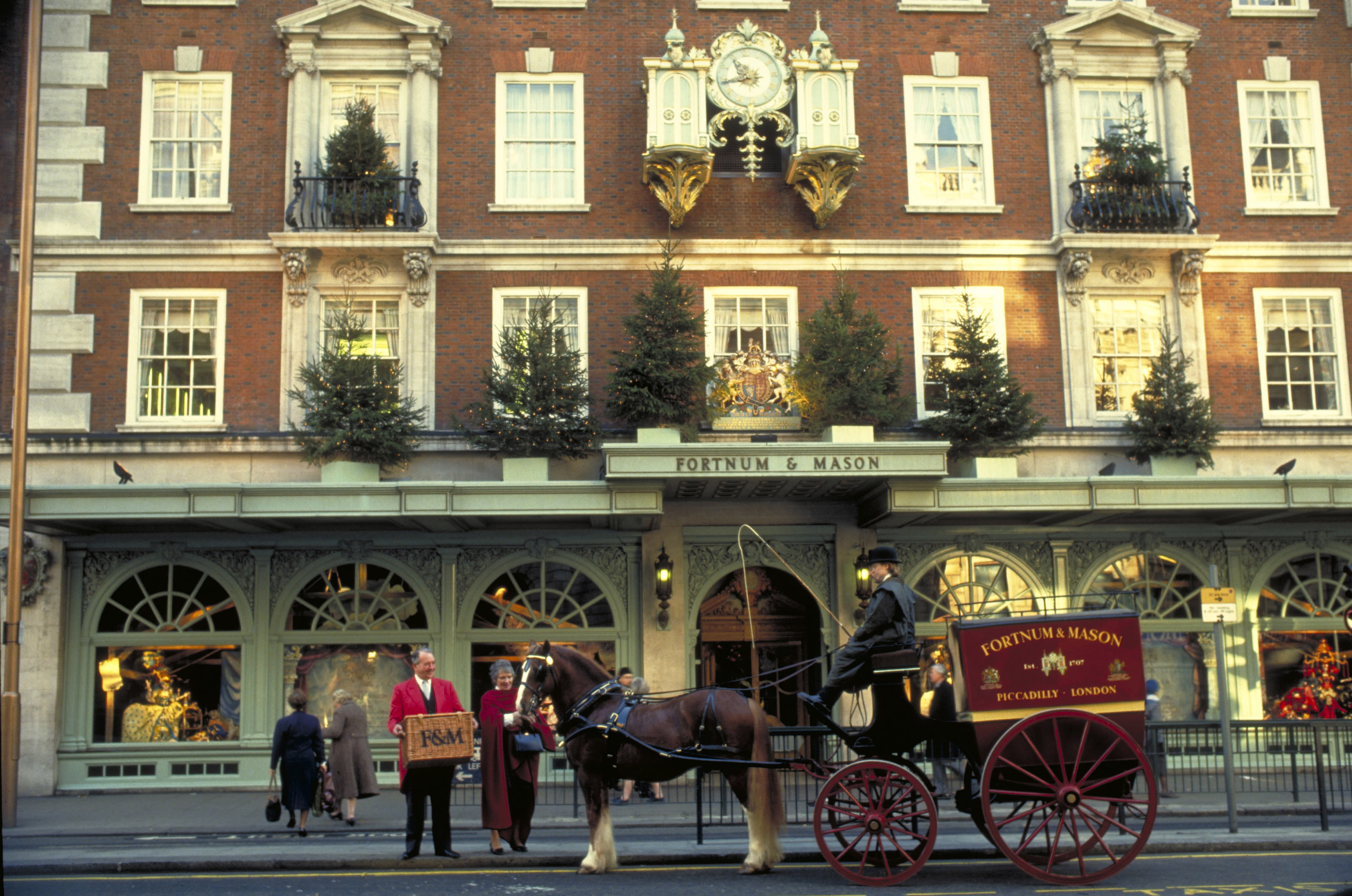 Horse and carriage outside Fortnum and Masons, Piccadilly, London, London, England.